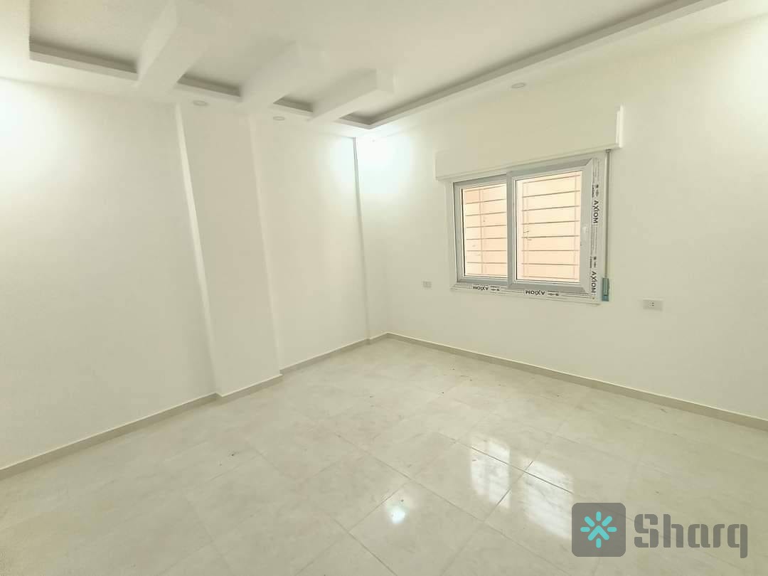 شقة ارضيه مدخل مستقل مفرغه من جميع الاتجاهات للبيع بسعر مغري في موقع مميز جداً