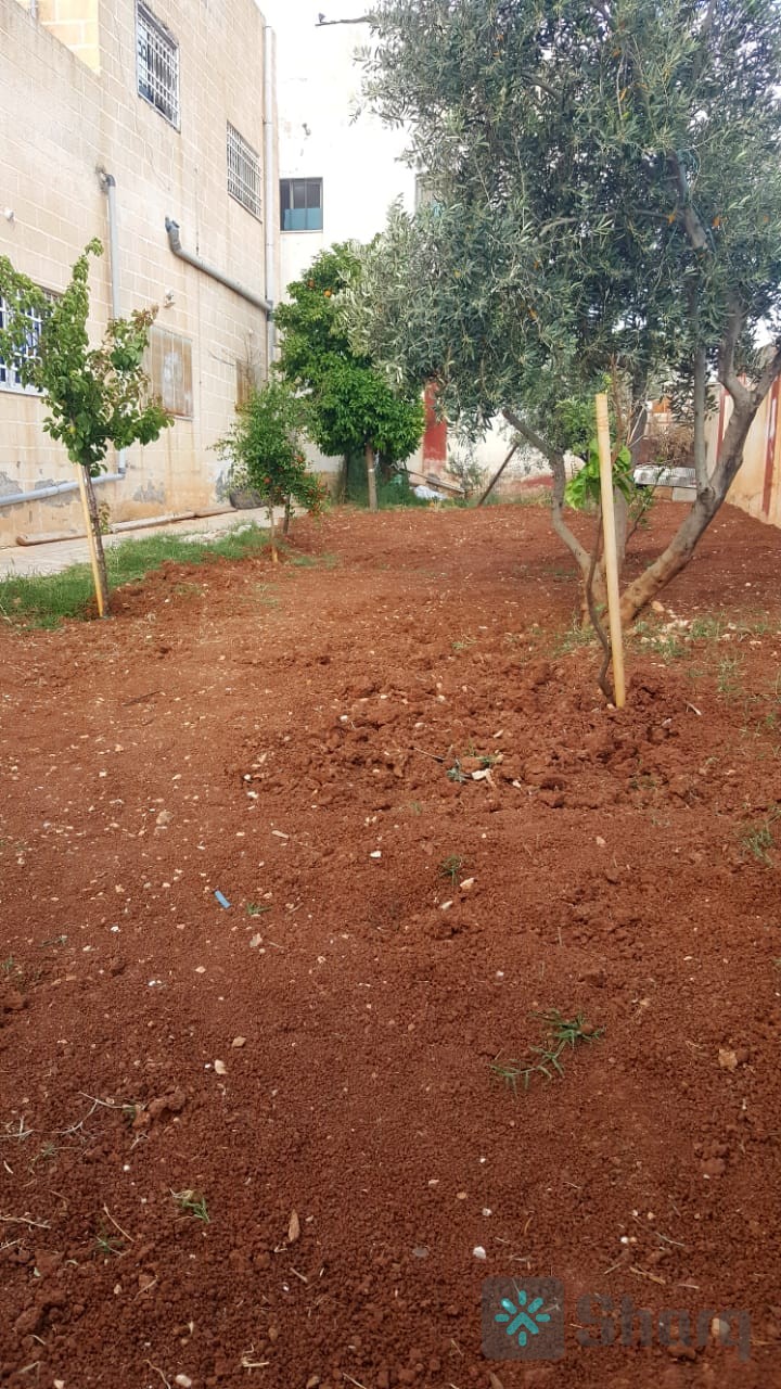 بيت طابقين واجهه حجر عصخر وعشارعين..٦٠٠م الارض