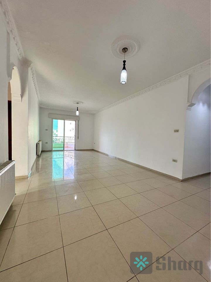 قة الجبيهة خلف محكمة شمال عمان وقرب سينترو وشارع الجامعة منطقة حيوية وسكنية هادئة محاطه بالفلل