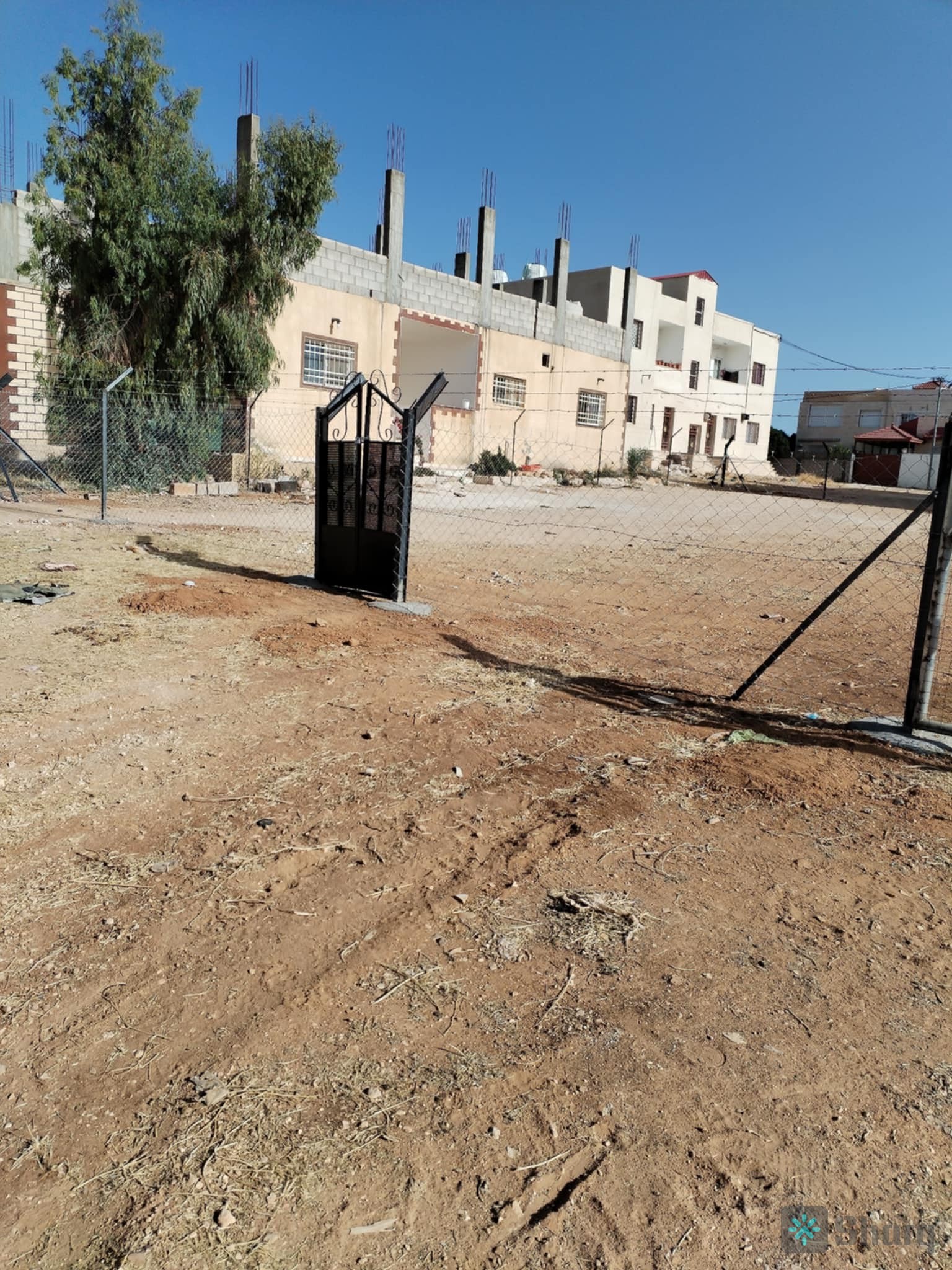 ارض للبيع في المفرق شويكة قرب مسجد الخيرات رقم