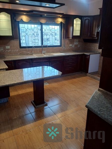 للبيع شقه فاخره واسعه ذات اطلاله رائعة