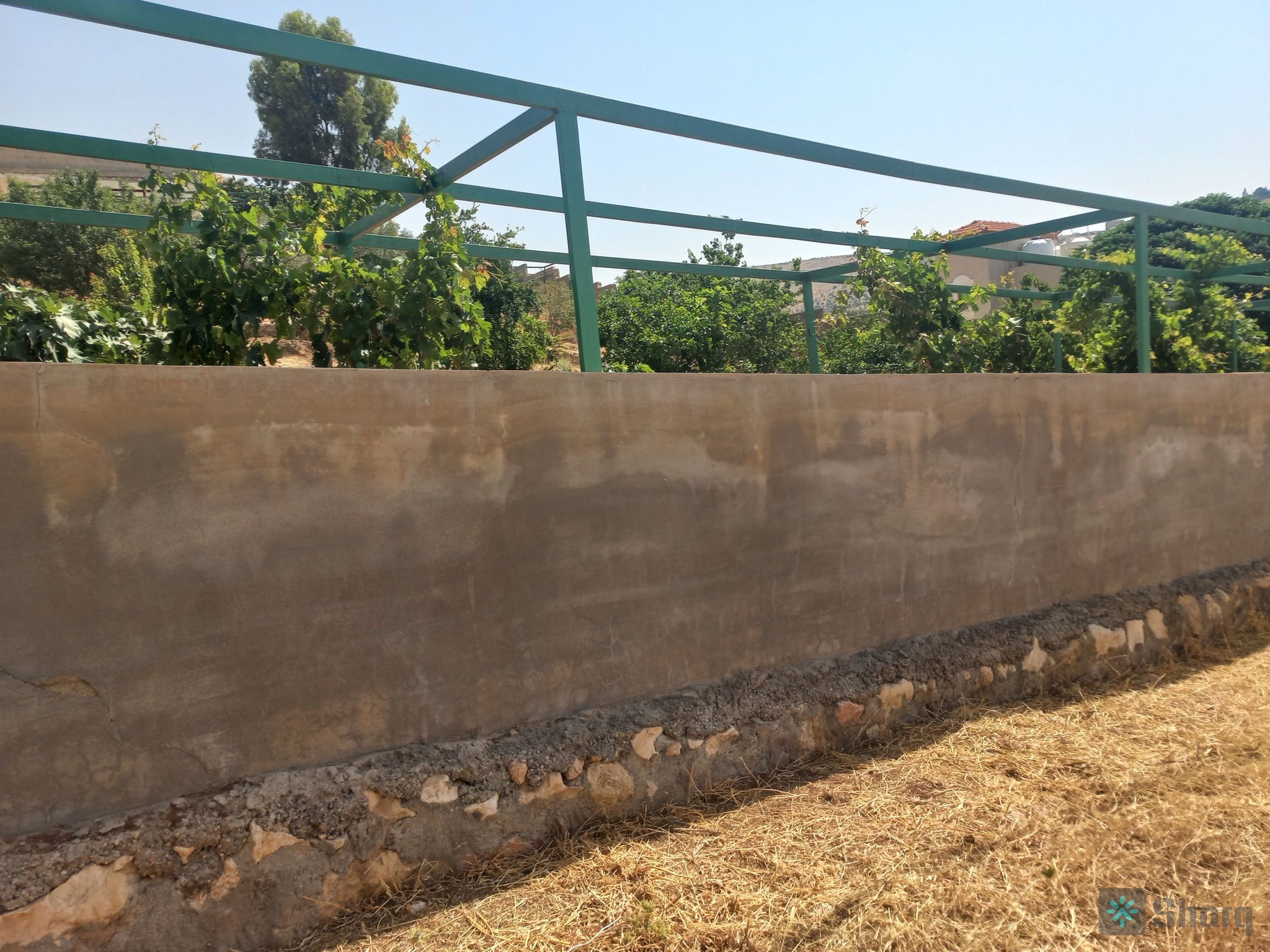 مزرعه للبيع مقابل معصره بدران شارع جرش الزرقاء ٥ دنم ونص مع بيت مصوره جاهزه