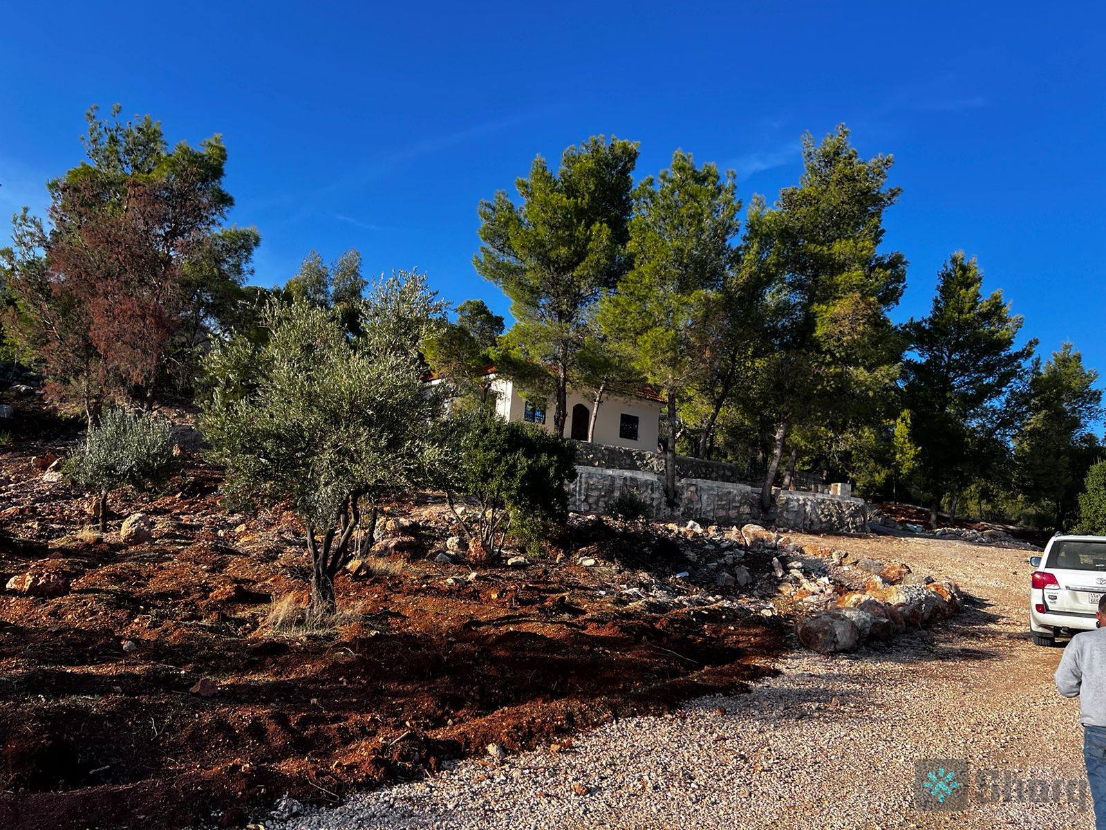 مزرعه مع بيت ريفي قوشان مستقل ثلاثة دونم ونص واصل الخدمات وإطلالة خلابه بين احضان الطبيعه منطقه شاليهات و منتجعات بسعر مغري جدا