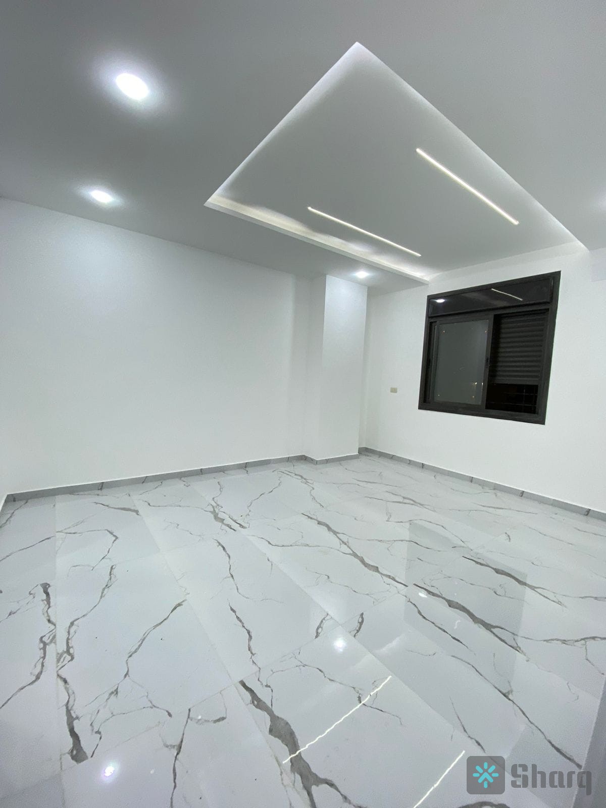 شقه فاخره مع ساحات خارجيه للبيع